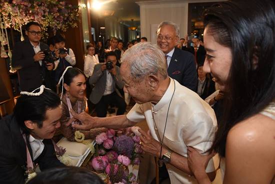 สุเทพ เทือกสุบรรณ ปลื้มใจ น้ำทิพย์ ลูกสาวคนเล็ก แต่งงาน นิโคลัส โฮ สุเทพ เทือกสุบรรณ ปลื้มใจ น้ำทิพย์ ลูกสาวคนเล็ก แต่งงาน นิโคลัส โฮ