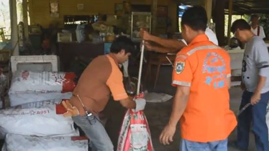 ตะลึง !! งูจงอางตัวเขื่องกอดรัดผสมพันธุ์ในร้านอาหาร คอหวยแห่ตีเลขเด็ด ตะลึง !! งูจงอางตัวเขื่องกอดรัดผสมพันธุ์ในร้านอาหาร คอหวยแห่ตีเลขเด็ด