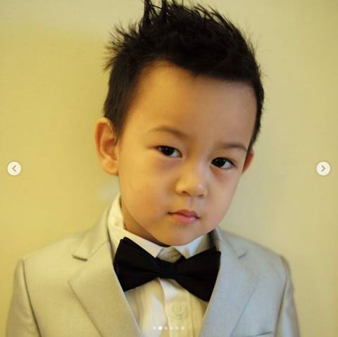 เป็นหนุ่มแล้ว ! น้องชิโน่ ชิต้าร์ ลูกแม่พลอย ชิดจันทร์ หล่อตี๋ งานดีในชุดสูท เป็นหนุ่มแล้ว ! น้องชิโน่ ชิต้าร์ ลูกแม่พลอย ชิดจันทร์ หล่อตี๋ งานดีในชุดสูท