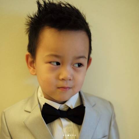 เป็นหนุ่มแล้ว ! น้องชิโน่ ชิต้าร์ ลูกแม่พลอย ชิดจันทร์ หล่อตี๋ งานดีในชุดสูท เป็นหนุ่มแล้ว ! น้องชิโน่ ชิต้าร์ ลูกแม่พลอย ชิดจันทร์ หล่อตี๋ งานดีในชุดสูท