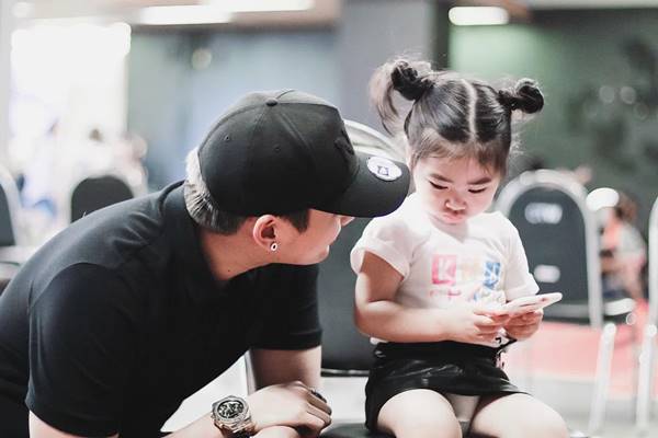น้องชูใจ ลูกพ่อกอล์ฟ ฮอตสุด ๆ ฮั่น เดอะสตาร์ เอ็นดู นั่งติดเวทีรอชมความน่ารัก น้องชูใจ ลูกพ่อกอล์ฟ ฮอตสุด ๆ ฮั่น เดอะสตาร์ เอ็นดู นั่งติดเวทีรอชมความน่ารัก