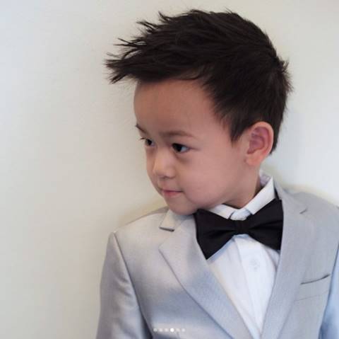 เป็นหนุ่มแล้ว ! น้องชิโน่ ชิต้าร์ ลูกแม่พลอย ชิดจันทร์ หล่อตี๋ งานดีในชุดสูท เป็นหนุ่มแล้ว ! น้องชิโน่ ชิต้าร์ ลูกแม่พลอย ชิดจันทร์ หล่อตี๋ งานดีในชุดสูท