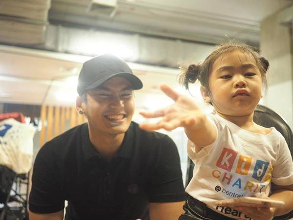 น้องชูใจ ลูกพ่อกอล์ฟ ฮอตสุด ๆ ฮั่น เดอะสตาร์ เอ็นดู นั่งติดเวทีรอชมความน่ารัก น้องชูใจ ลูกพ่อกอล์ฟ ฮอตสุด ๆ ฮั่น เดอะสตาร์ เอ็นดู นั่งติดเวทีรอชมความน่ารัก