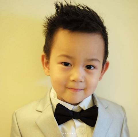 เป็นหนุ่มแล้ว ! น้องชิโน่ ชิต้าร์ ลูกแม่พลอย ชิดจันทร์ หล่อตี๋ งานดีในชุดสูท เป็นหนุ่มแล้ว ! น้องชิโน่ ชิต้าร์ ลูกแม่พลอย ชิดจันทร์ หล่อตี๋ งานดีในชุดสูท