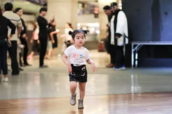 น้องชูใจ ลูกพ่อกอล์ฟ ฮอตสุด ๆ ฮั่น เดอะสตาร์ เอ็นดู นั่งติดเวทีรอชมความน่ารัก น้องชูใจ ลูกพ่อกอล์ฟ ฮอตสุด ๆ ฮั่น เดอะสตาร์ เอ็นดู นั่งติดเวทีรอชมความน่ารัก