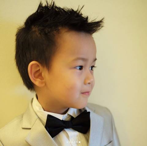 เป็นหนุ่มแล้ว ! น้องชิโน่ ชิต้าร์ ลูกแม่พลอย ชิดจันทร์ หล่อตี๋ งานดีในชุดสูท เป็นหนุ่มแล้ว ! น้องชิโน่ ชิต้าร์ ลูกแม่พลอย ชิดจันทร์ หล่อตี๋ งานดีในชุดสูท