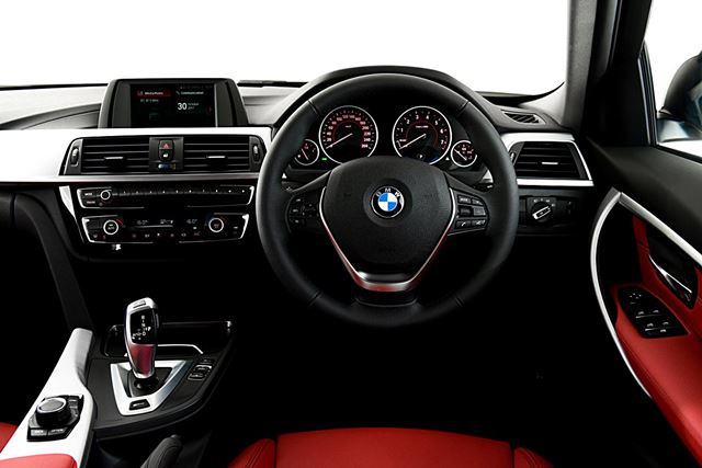 BMW 330e Iconic 2017 BMW 330e Iconic 2017