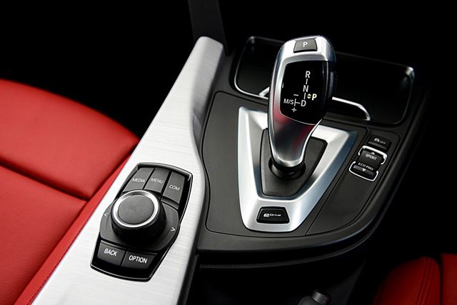 BMW 330e Iconic 2017 BMW 330e Iconic 2017