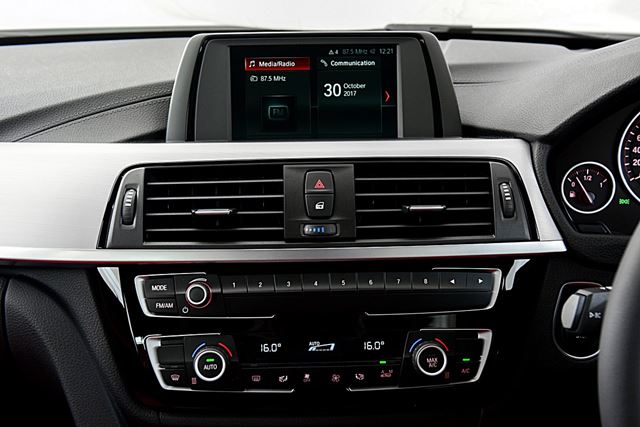 BMW 330e Iconic 2017 BMW 330e Iconic 2017