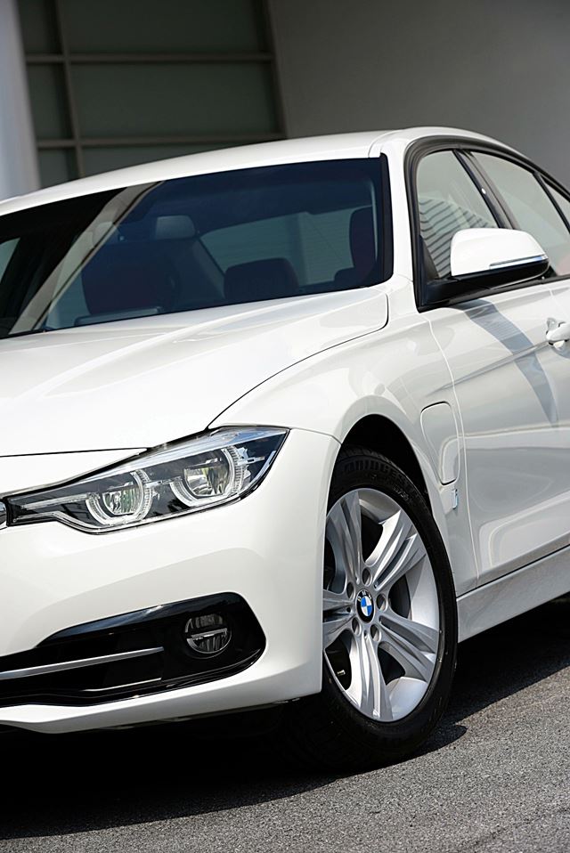 BMW 330e Iconic 2017 BMW 330e Iconic 2017