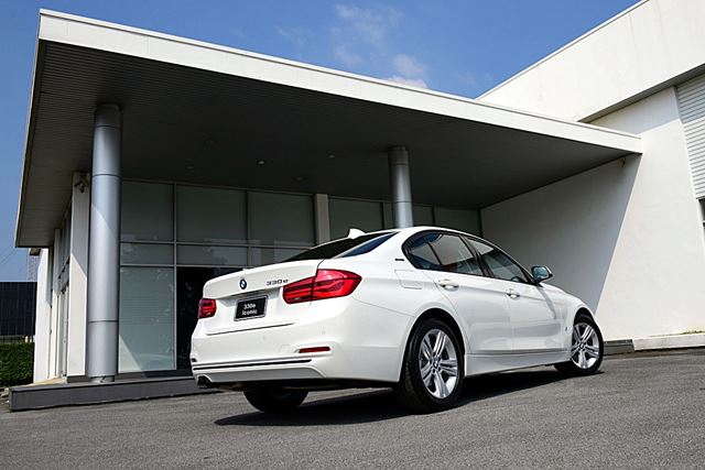 BMW 330e Iconic 2017 BMW 330e Iconic 2017