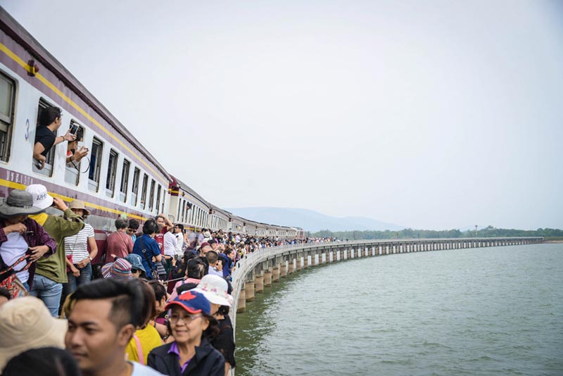 นั่งรถไฟลอยน้ำเหนือเขื่อนป่าสักชลสิทธิ์ นั่งรถไฟลอยน้ำเหนือเขื่อนป่าสักชลสิทธิ์