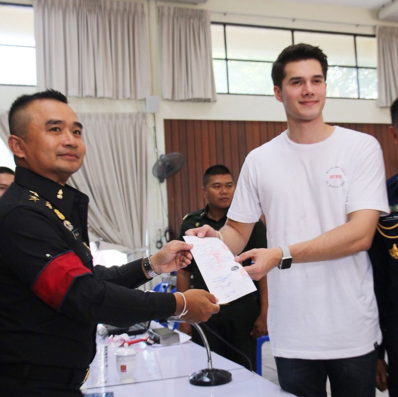 มิกค์ ทองระย้า สมัครเป็นทหารอากาศ มิกค์ ทองระย้า สมัครเป็นทหารอากาศ