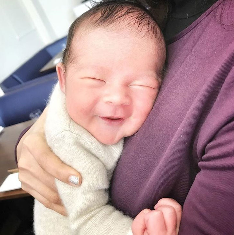 พอลล่า เทเลอร์ โชว์หน้าสดเลี้ยงลูก พอลล่า เทเลอร์ โชว์หน้าสดเลี้ยงลูก