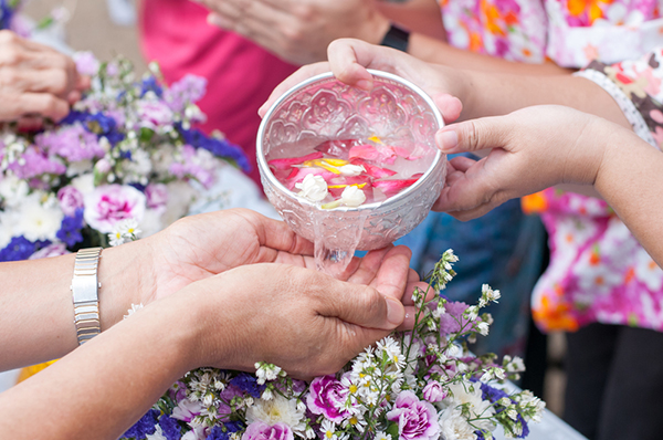 หมอช้าง แนะบทสวดสรงน้ำพระวันสงกรานต์ รับปีใหม่ไทย เสริมมงคลชีวิต หมอช้าง แนะบทสวดสรงน้ำพระวันสงกรานต์ รับปีใหม่ไทย เสริมมงคลชีวิต