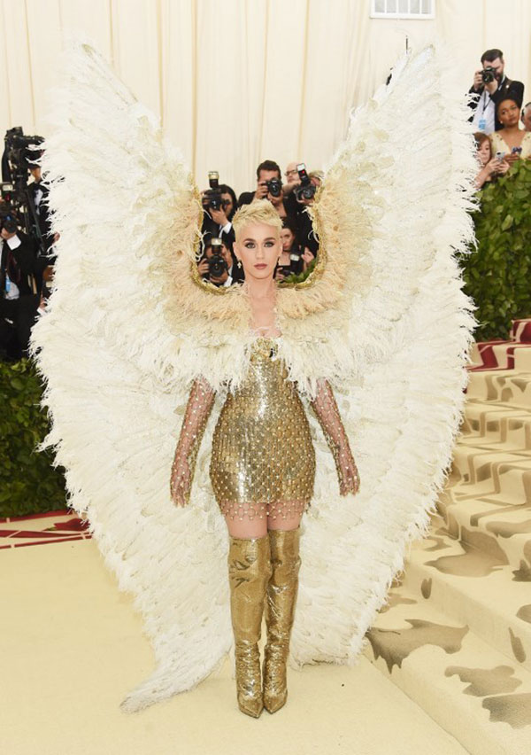 รวมที่สุด 10 ลุคสุดปังอลังการ แฟชั่นพรมแดง Met Gala 2018 รวมที่สุด 10 ลุคสุดปังอลังการ แฟชั่นพรมแดง Met Gala 2018