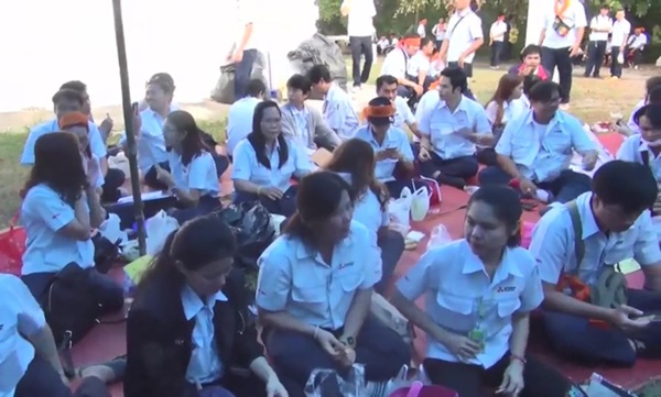 มิตซูบิชิ ติดป้ายรับพนักงานใหม่จำนวนมาก มิตซูบิชิ ติดป้ายรับพนักงานใหม่จำนวนมาก