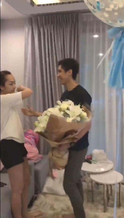 พี่ไวท์ ยกดอกไม้ช่อโตง้อ เส้นด้าย สอดอStyle พี่ไวท์ ยกดอกไม้ช่อโตง้อ เส้นด้าย สอดอStyle