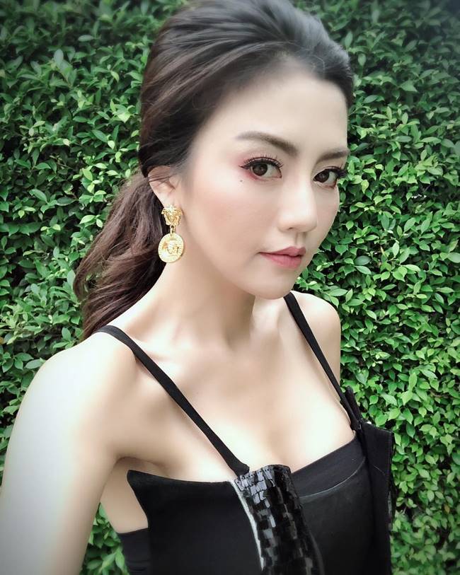 เชอรี่ สามโคก ชี้ เก๋ เลเดอเรอร์ เชอรี่ สามโคก ชี้ เก๋ เลเดอเรอร์
