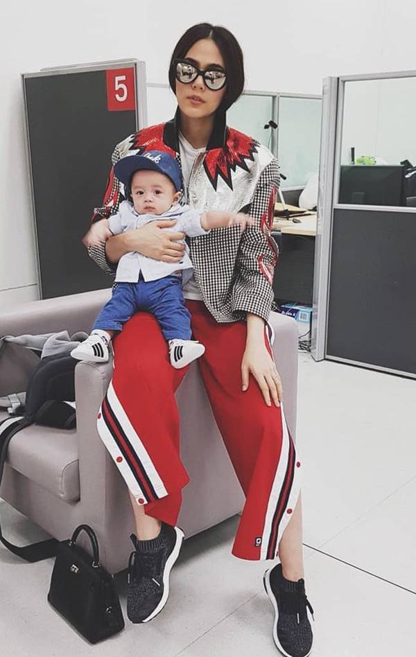 ชมพู่ อารยา อุ้ม น้องสายฟ้า-น้องพายุ ชมพู่ อารยา อุ้ม น้องสายฟ้า-น้องพายุ