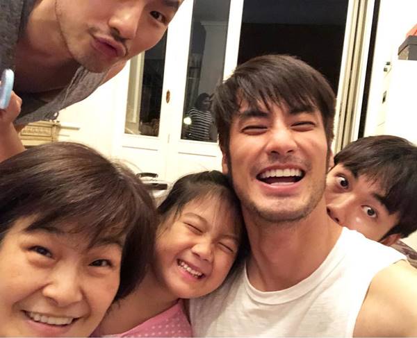 ชมรูปสยิววัยละอ่อนของ 3 หนุ่มฉัตรบริรักษ์ ชมรูปสยิววัยละอ่อนของ 3 หนุ่มฉัตรบริรักษ์
