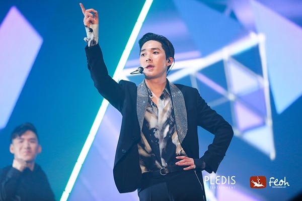 นิวอีสต์ ดับเบิลยู นิวอีสต์ ดับเบิลยู