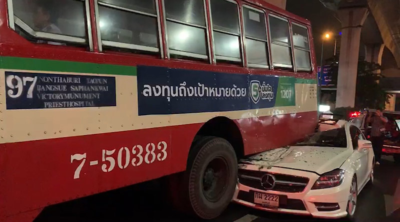 รถเบนซ์ชนรถเมล์ รถเบนซ์ชนรถเมล์
