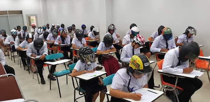 ใส่หมวกกันน็อกทำข้อสอบ ใส่หมวกกันน็อกทำข้อสอบ