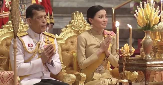 พระบาทสมเด็จพระเจ้าอยู่หัว และสมเด็จพระนางเจ้าฯ พระบรมราชินี พระบาทสมเด็จพระเจ้าอยู่หัว และสมเด็จพระนางเจ้าฯ พระบรมราชินี