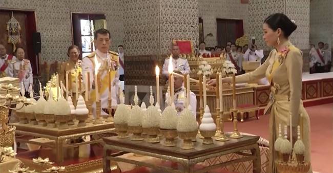 พระบาทสมเด็จพระเจ้าอยู่หัว และสมเด็จพระนางเจ้าฯ พระบรมราชินี พระบาทสมเด็จพระเจ้าอยู่หัว และสมเด็จพระนางเจ้าฯ พระบรมราชินี