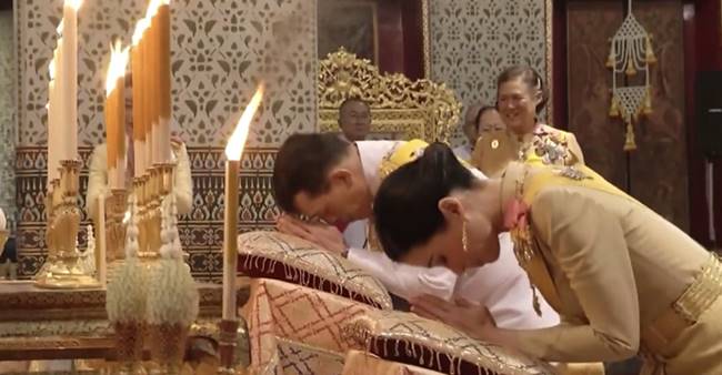 พระบาทสมเด็จพระเจ้าอยู่หัว และสมเด็จพระนางเจ้าฯ พระบรมราชินี พระบาทสมเด็จพระเจ้าอยู่หัว และสมเด็จพระนางเจ้าฯ พระบรมราชินี