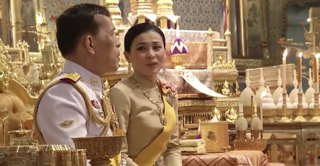 พระบาทสมเด็จพระเจ้าอยู่หัว และสมเด็จพระนางเจ้าฯ พระบรมราชินี พระบาทสมเด็จพระเจ้าอยู่หัว และสมเด็จพระนางเจ้าฯ พระบรมราชินี