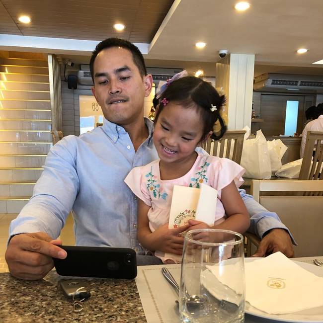 พ่อสงกรานต์ หอมหัว น้องปีใหม่ พ่อสงกรานต์ หอมหัว น้องปีใหม่