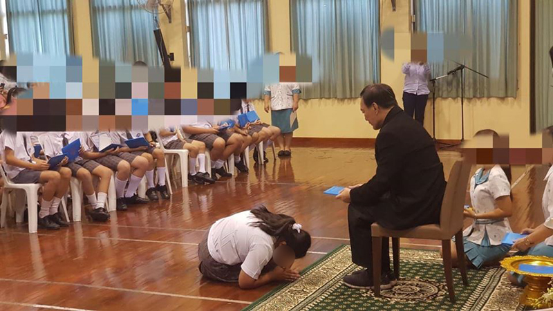 โรงเรียนเอกชนให้นักเรียนหมอบกราบ โรงเรียนเอกชนให้นักเรียนหมอบกราบ