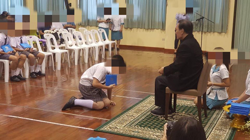 โรงเรียนเอกชนให้นักเรียนหมอบกราบ โรงเรียนเอกชนให้นักเรียนหมอบกราบ