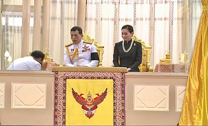ในหลวง-พระราชินี เสด็จฯ พระราชทานเพลิงศพ บิดา พล.อ. ประยุทธ์ จันทร์โอชา ในหลวง-พระราชินี เสด็จฯ พระราชทานเพลิงศพ บิดา พล.อ. ประยุทธ์ จันทร์โอชา