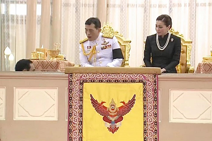ในหลวง-พระราชินี เสด็จฯ พระราชทานเพลิงศพ บิดา พล.อ. ประยุทธ์ จันทร์โอชา ในหลวง-พระราชินี เสด็จฯ พระราชทานเพลิงศพ บิดา พล.อ. ประยุทธ์ จันทร์โอชา