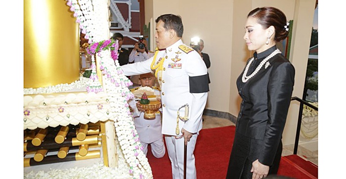 ในหลวง-พระราชินี เสด็จฯ พระราชทานเพลิงศพ บิดา พล.อ. ประยุทธ์ จันทร์โอชา ในหลวง-พระราชินี เสด็จฯ พระราชทานเพลิงศพ บิดา พล.อ. ประยุทธ์ จันทร์โอชา