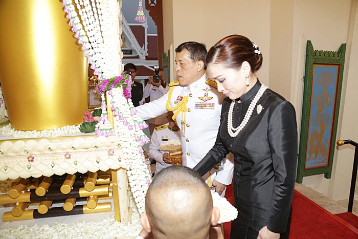 ในหลวง-พระราชินี เสด็จฯ พระราชทานเพลิงศพ บิดา พล.อ. ประยุทธ์ จันทร์โอชา ในหลวง-พระราชินี เสด็จฯ พระราชทานเพลิงศพ บิดา พล.อ. ประยุทธ์ จันทร์โอชา
