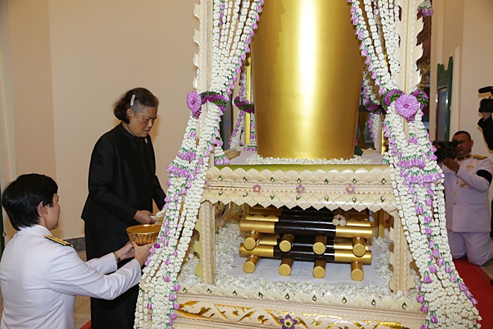 ในหลวง-พระราชินี เสด็จฯ พระราชทานเพลิงศพ บิดา พล.อ. ประยุทธ์ จันทร์โอชา ในหลวง-พระราชินี เสด็จฯ พระราชทานเพลิงศพ บิดา พล.อ. ประยุทธ์ จันทร์โอชา