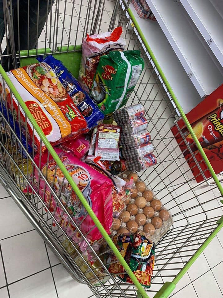 คนหวั่น COVID-19 แห่กักตุนอาหารเกลี้ยง บะหมี่ ปลากระป๋อง น้ำ ไม่มีเหลือ คนหวั่น COVID-19 แห่กักตุนอาหารเกลี้ยง บะหมี่ ปลากระป๋อง น้ำ ไม่มีเหลือ