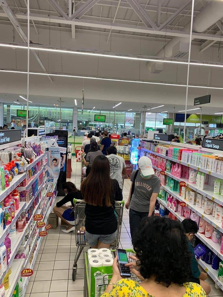 คนหวั่น COVID-19 แห่กักตุนอาหารเกลี้ยง บะหมี่ ปลากระป๋อง น้ำ ไม่มีเหลือ คนหวั่น COVID-19 แห่กักตุนอาหารเกลี้ยง บะหมี่ ปลากระป๋อง น้ำ ไม่มีเหลือ