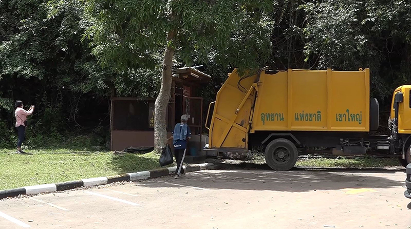 หยุดยาวทำพิษ นักท่องเที่ยวแห่ถล่มเขาใหญ่ ทิ้งขยะสกปรกเกลื่อนกระจาย หยุดยาวทำพิษ นักท่องเที่ยวแห่ถล่มเขาใหญ่ ทิ้งขยะสกปรกเกลื่อนกระจาย