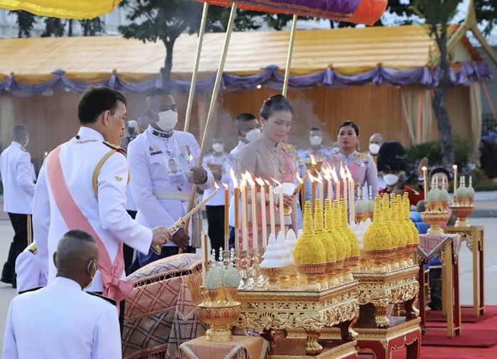 ในหลวง พระราชินี ในหลวง พระราชินี