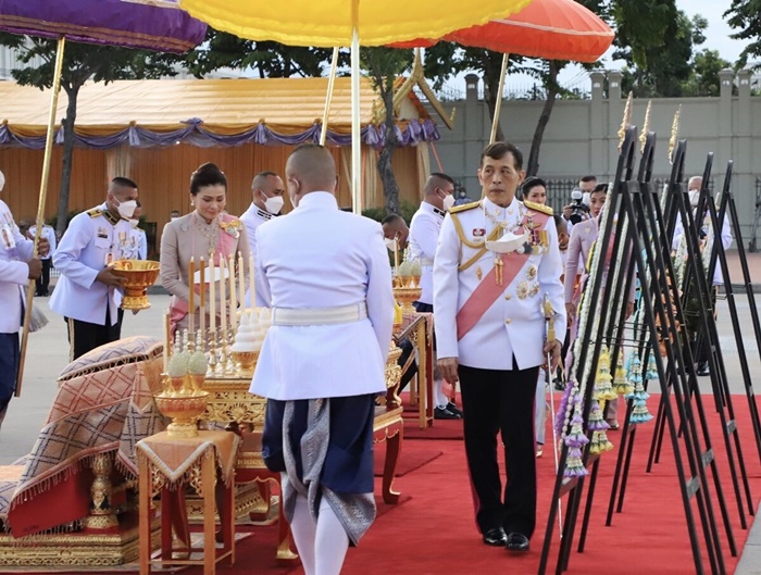ในหลวง พระราชินี ในหลวง พระราชินี