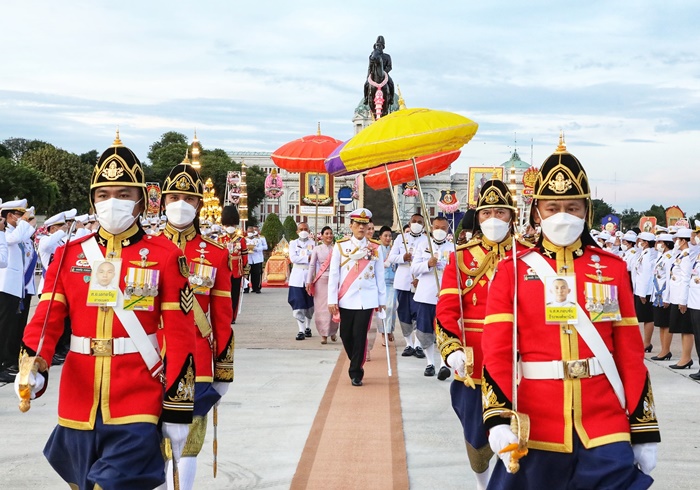 ในหลวง พระราชินี ในหลวง พระราชินี