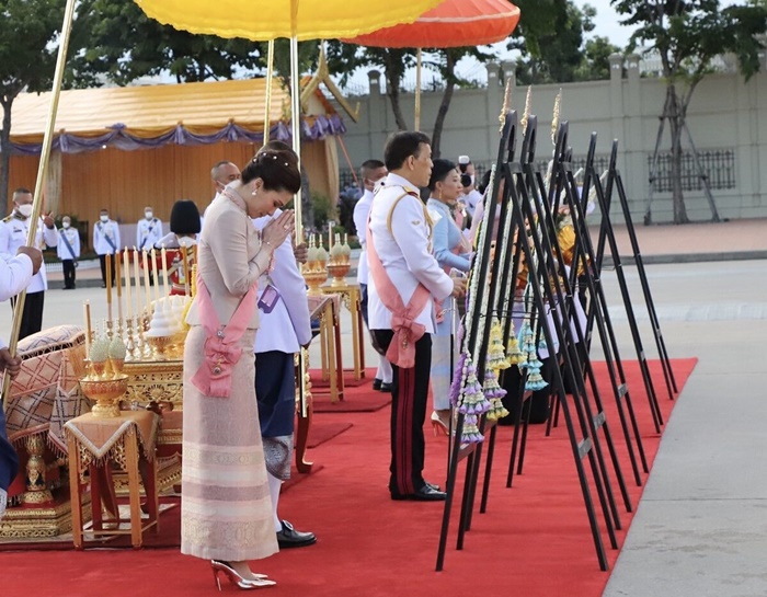 ในหลวง พระราชินี ในหลวง พระราชินี
