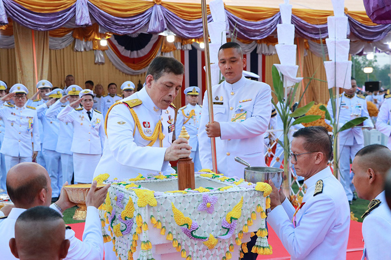 ในหลวง พระราชินี ในหลวง พระราชินี