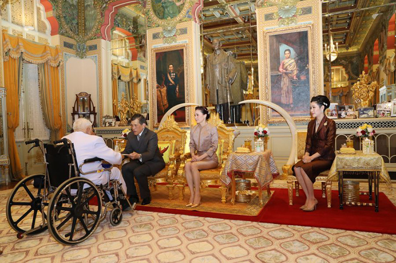 ในหลวง ร.10 พระราชินี เสด็จฯ ออก พร้อมด้วย เจ้าคุณพระ ในหลวง ร.10 พระราชินี เสด็จฯ ออก พร้อมด้วย เจ้าคุณพระ
