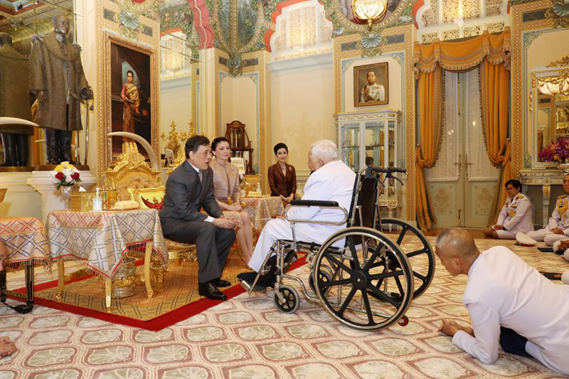 ในหลวง ร.10 พระราชินี เสด็จฯ ออก พร้อมด้วย เจ้าคุณพระ ในหลวง ร.10 พระราชินี เสด็จฯ ออก พร้อมด้วย เจ้าคุณพระ